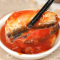 Sardinas enlatadas en litografía de salsa de tomate puede sardine